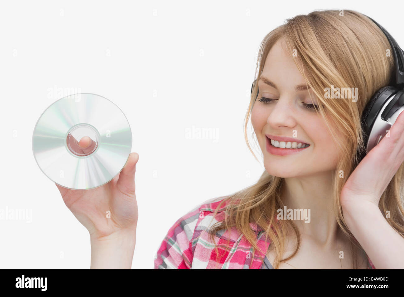 Frau hält eine cd beim Musik hören Stockfoto