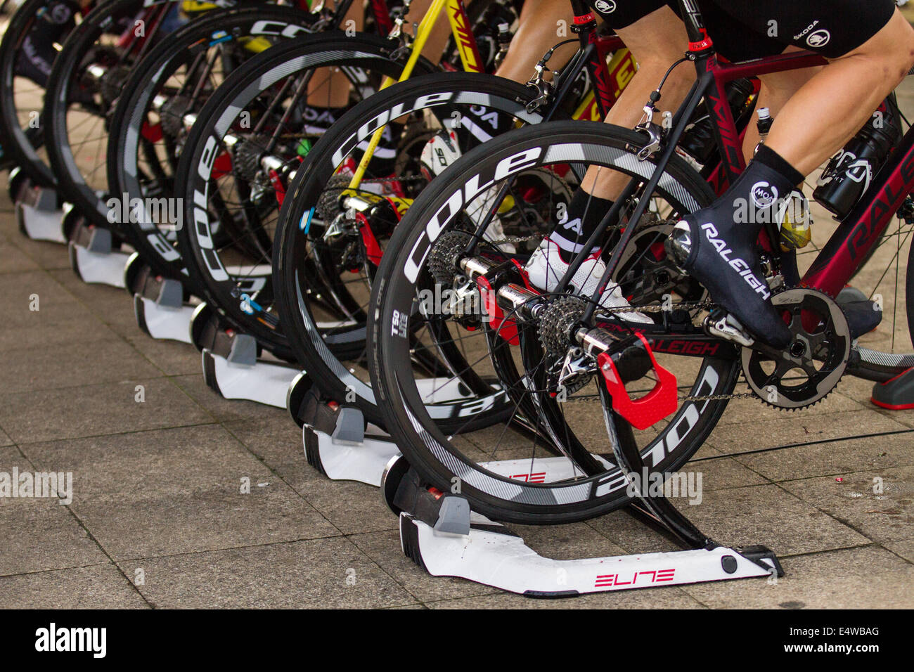 Mehrere Variablen Widerstand Bike trainer Radfahren Walzen in Colne, Lancashire, UK, 16. Juli 2014. Elite Ghibli parabolische Laufrollen am Colne Grand Prix Radrennen 2014. Das Rennen ist ein Teil der British Cycling Elite nationalen Stromkreis Serie und fand auf einem geschlossenen Straße 800 m Strecke rund um Colne auf 1-Wege System, was für eine schnelle, aufregende Spektakel. In der Runde der nationalen Elite cycle Race Serie, die oberen Raleigh Reiter im Land teilnehmen. Stockfoto