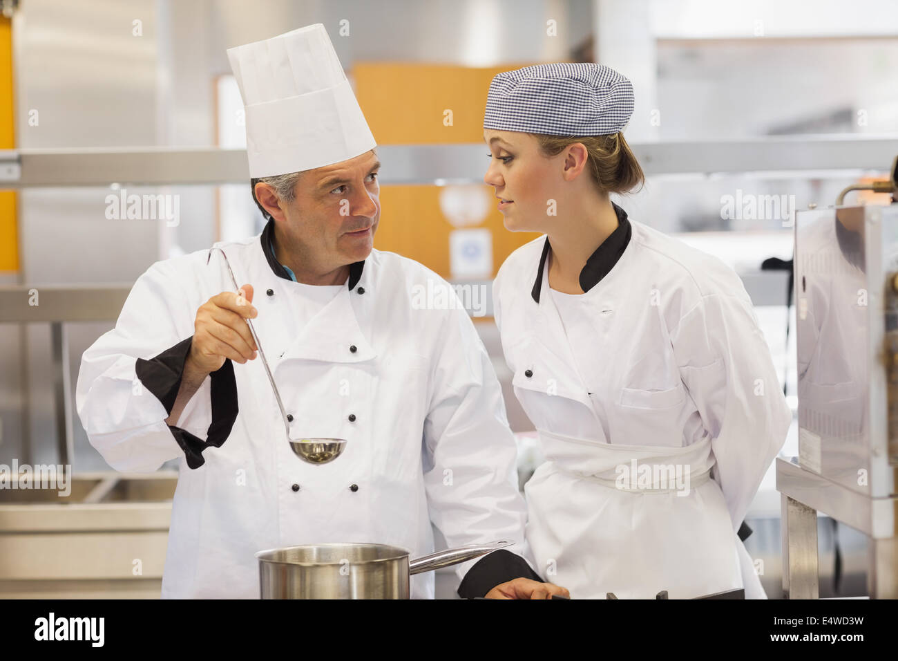 Schüler und Lehrer diskutieren die Suppe Stockfoto