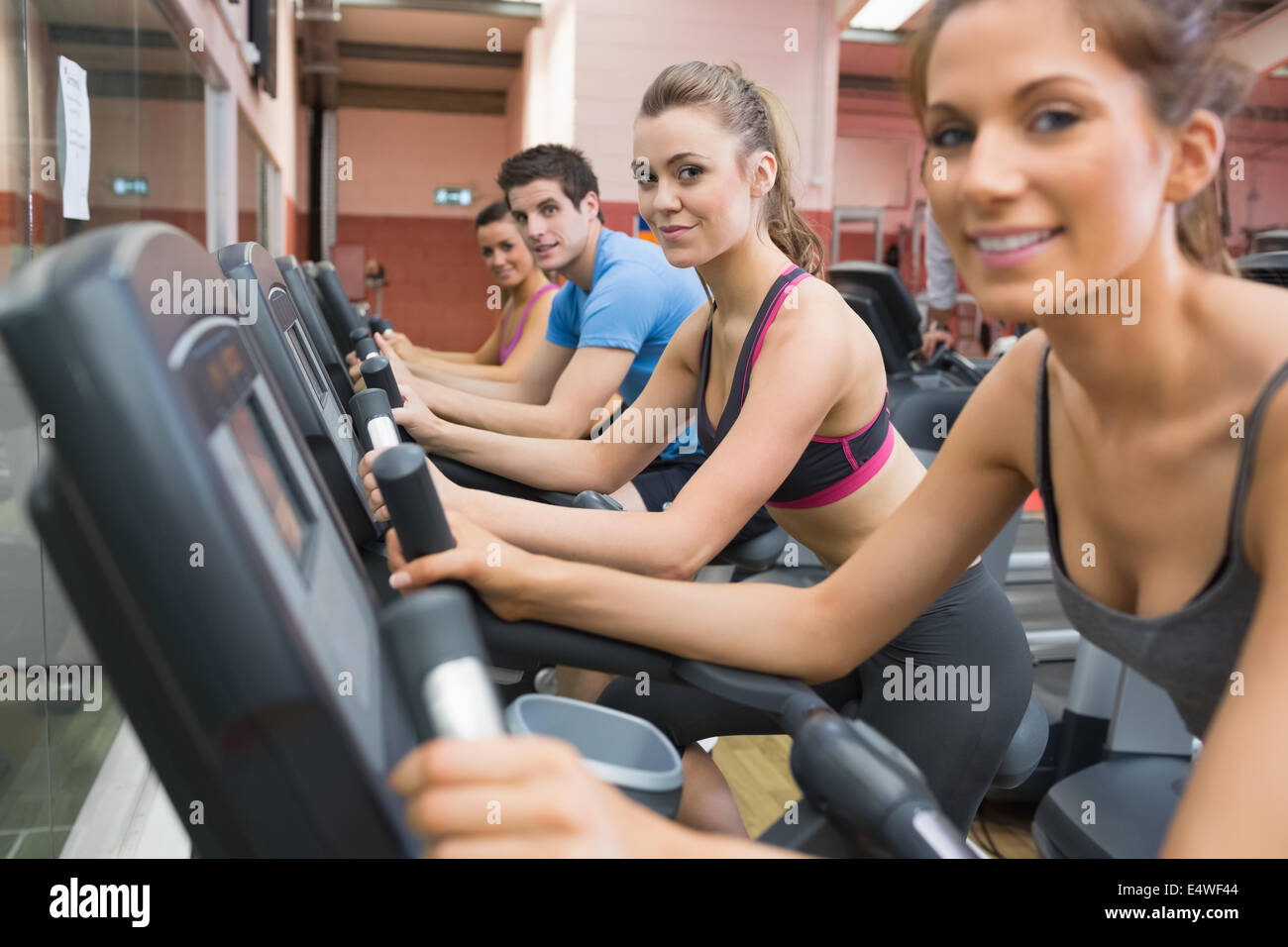 Vier Personen arbeiten auf Heimtrainer Stockfoto