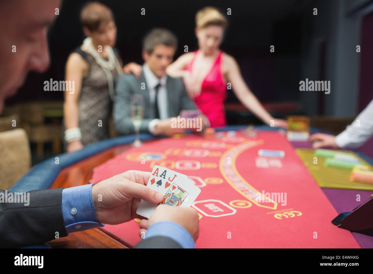 Man hat gute Hand beim Pokerspiel Stockfoto