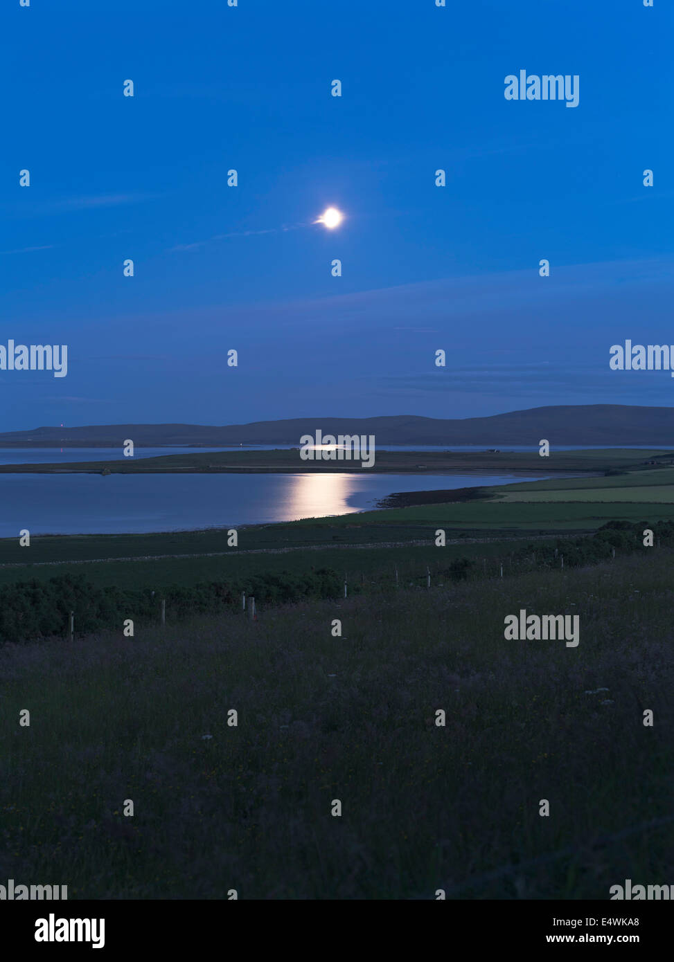 dh Dämmerung Landschaft Landschaft SCAPA FLOW ORKNEY ISLES Mondschein an Wasser Mond Licht Meer Himmel großbritannien Stockfoto