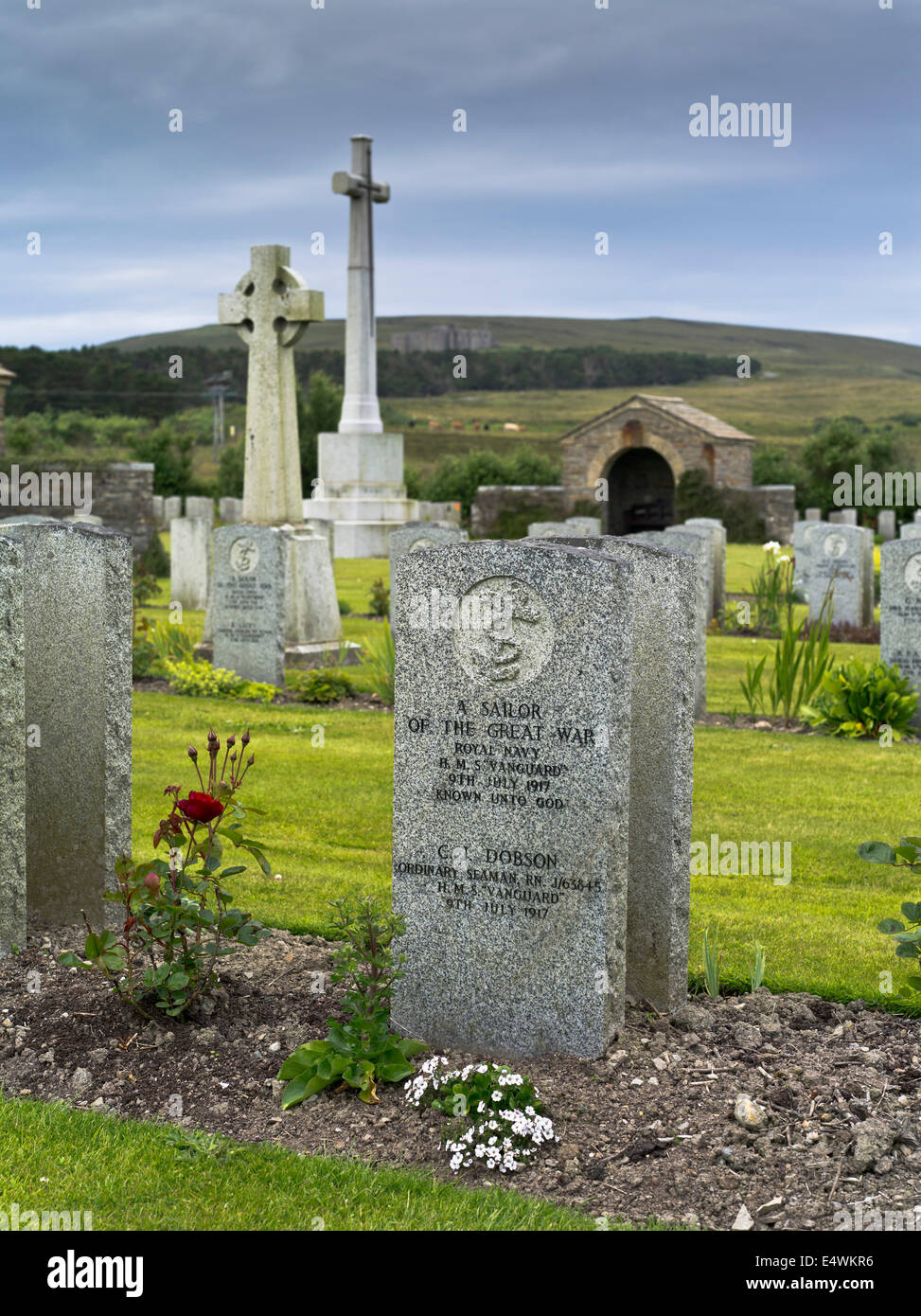 dh Lyness Naval Cemetery HOY ORKNEY Welt Krieg einen schweren Stein militärischen Friedhof Marine Stockfoto