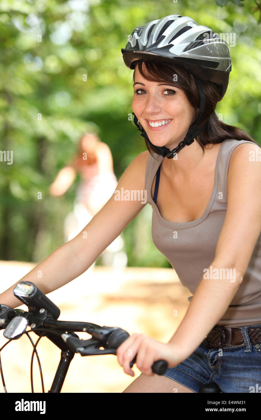 Frau mit ihrem Fahrrad Stockfoto