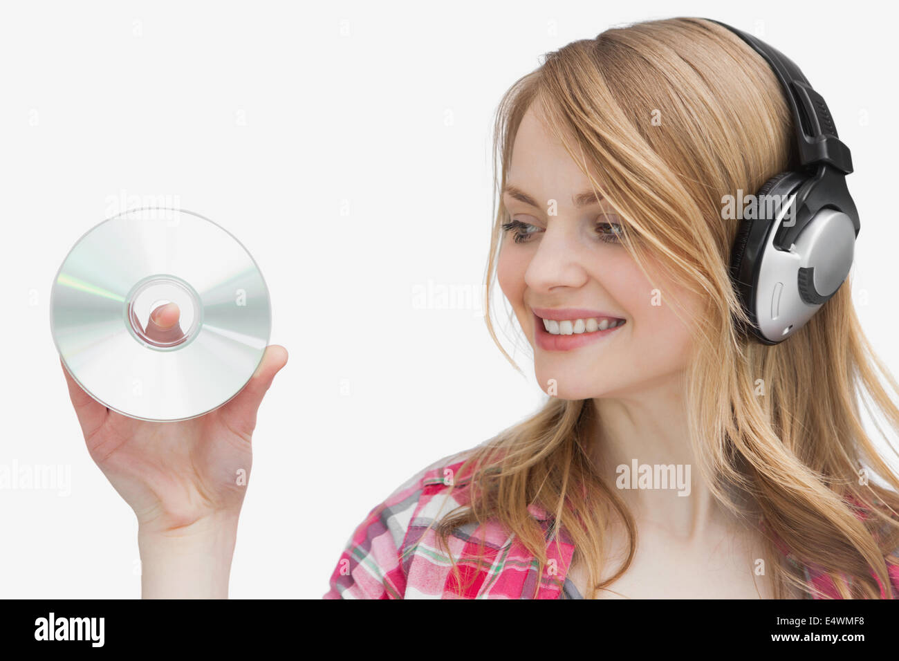 Frau hält eine cd zwar sah es Stockfoto