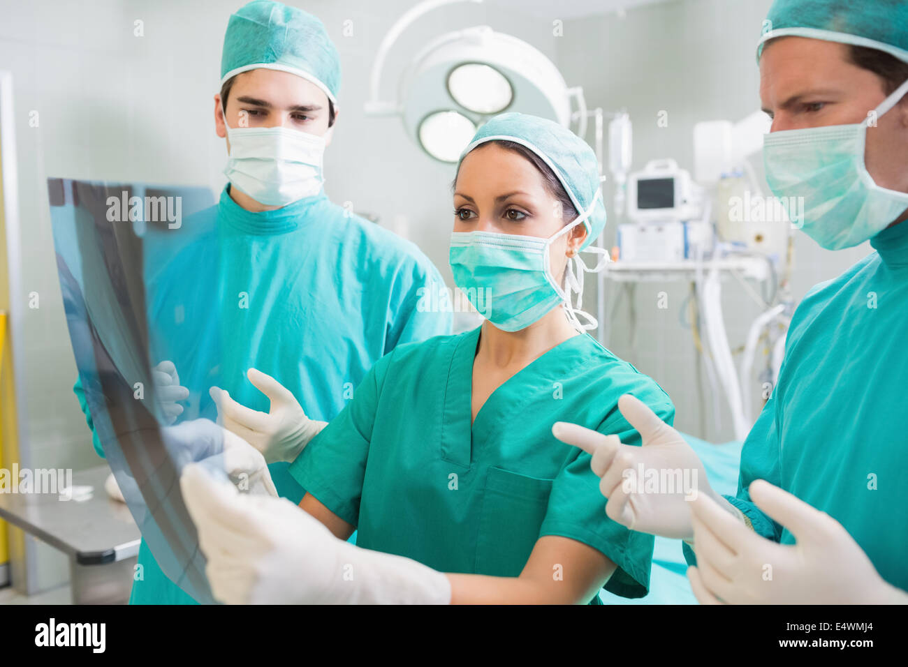 OP-Team untersuchen eine Röntgenaufnahme Stockfoto
