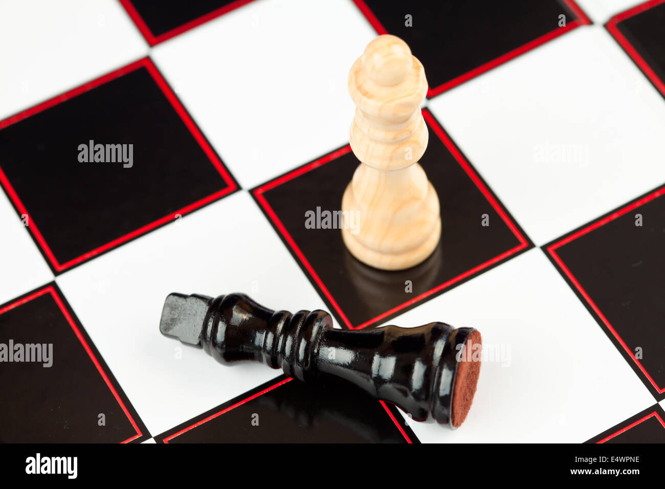 schach stück schwarz auf dem schachbrett weißen - Stockfoto