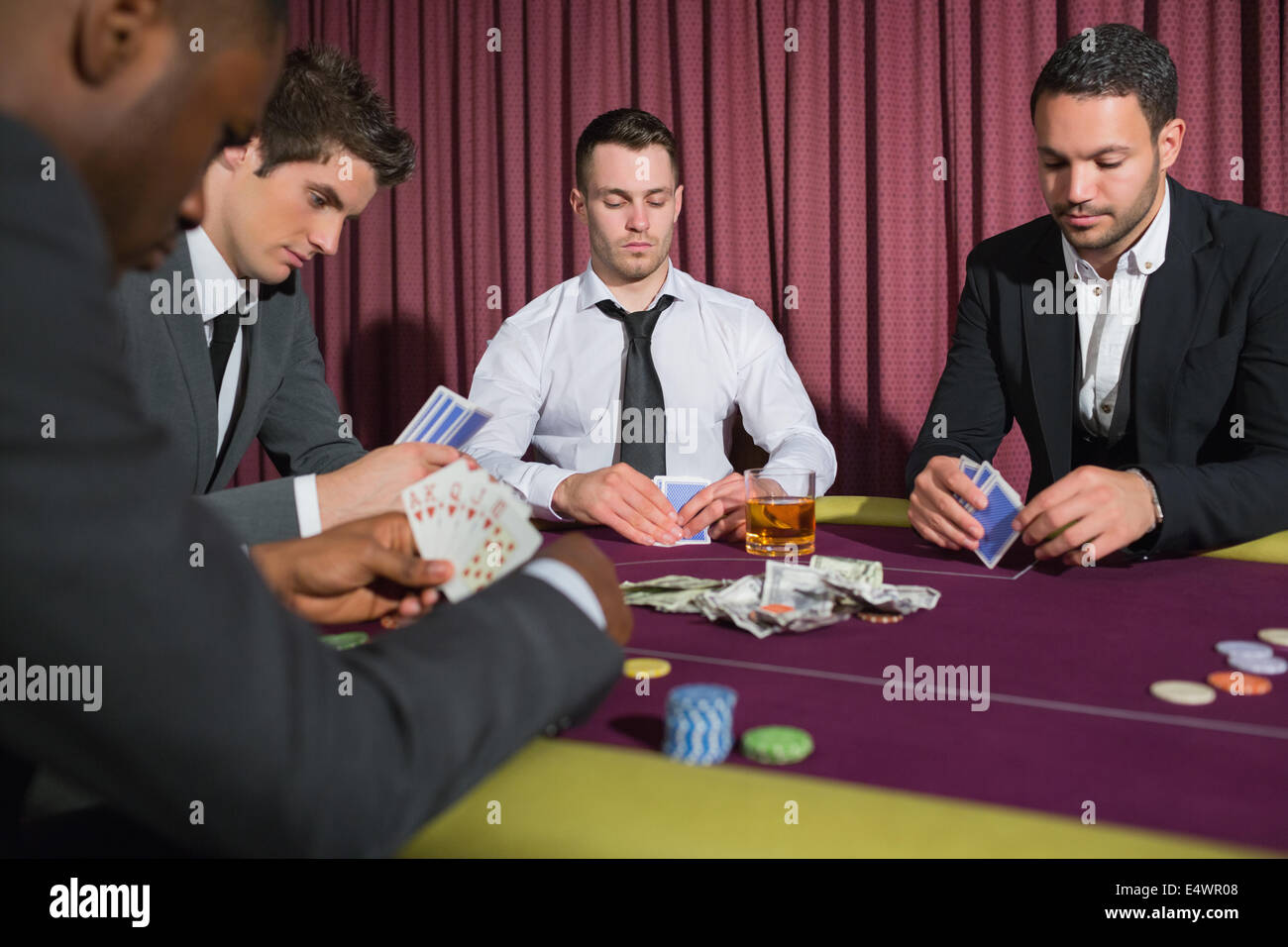 manner-spielen-high-stakes-poker-spiel-e4wr08.jpg