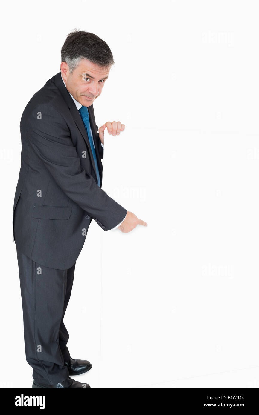 Ernster Mann präsentiert die weiße Tafel Stockfoto