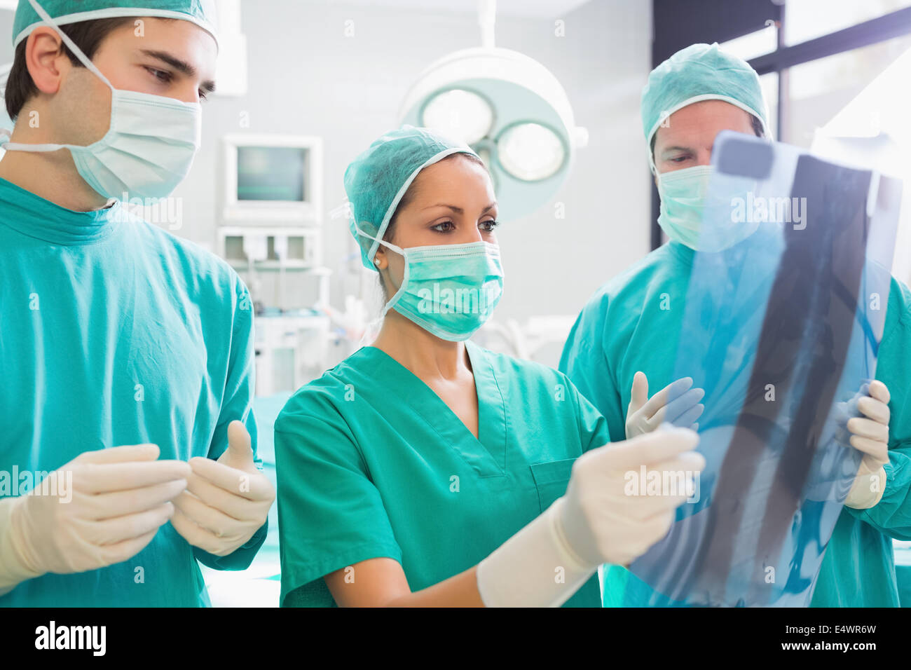 OP-Team betrachtet man eine Röntgenaufnahme Stockfoto