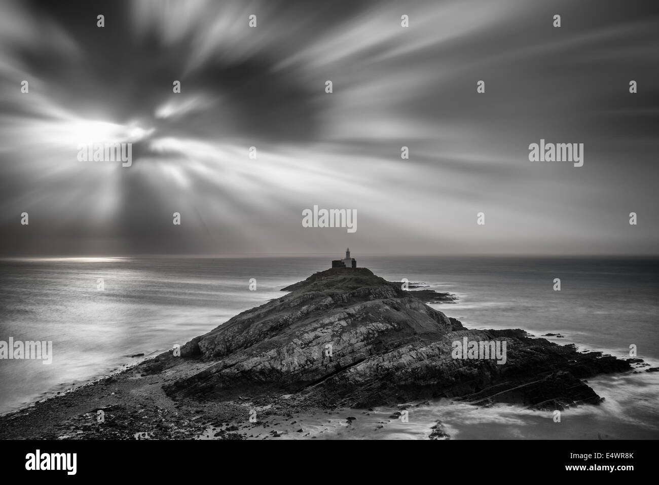 Leuchtturm auf der Landzunge mit Sonnenstrahlen über Meer Landschaft Stockfoto