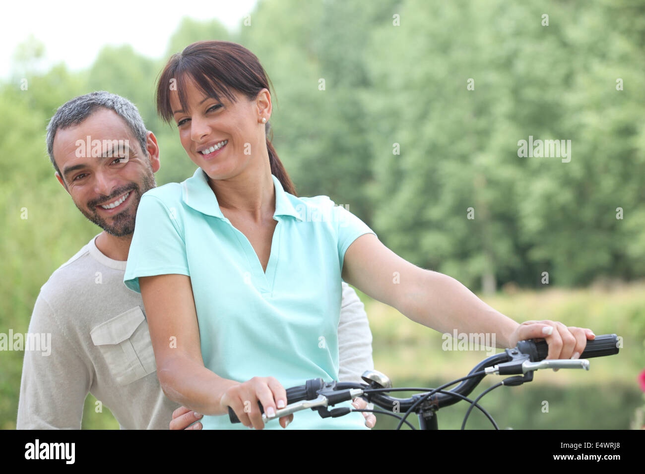 Paar Fahrrad fahren auf Land Stockfoto