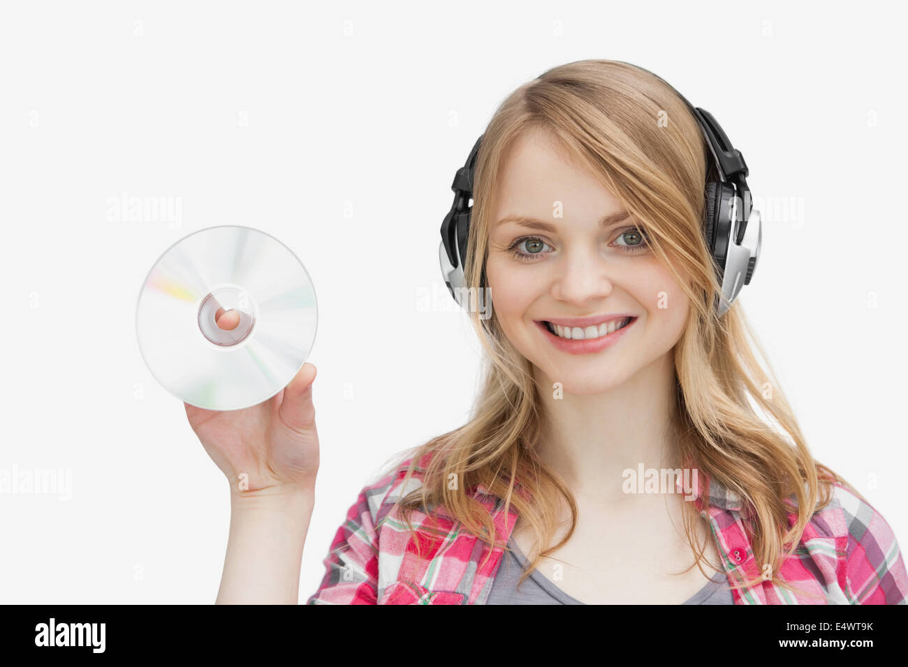 Frau hält eine cd beim Tragen von Kopfhörern Stockfoto