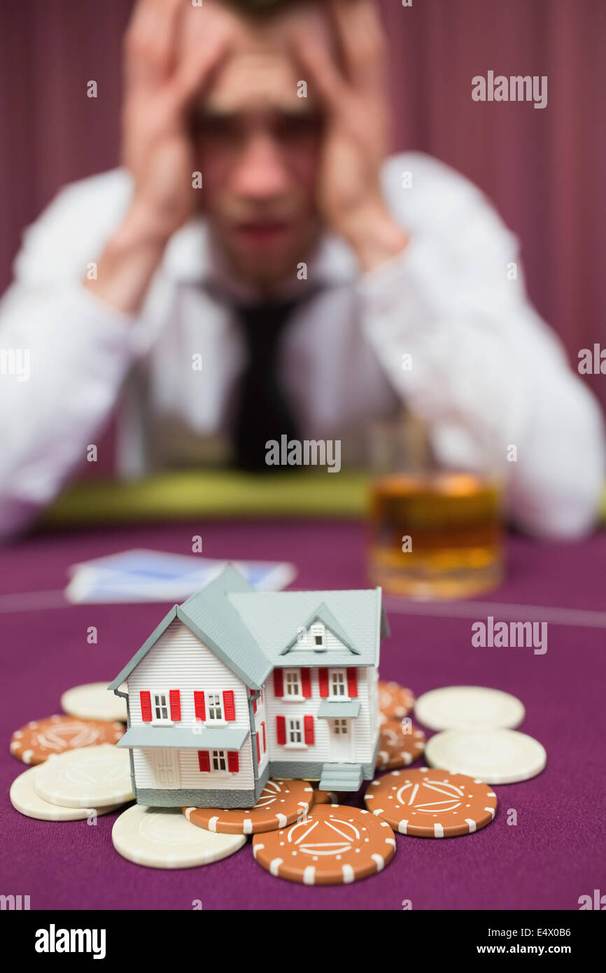 Mann sein Haus beim Pokerspiel zu riskieren Stockfoto