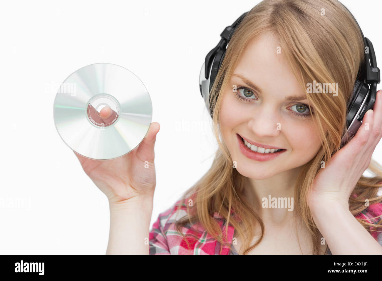 Frau hält eine cd beim Blick in die Kamera Stockfoto