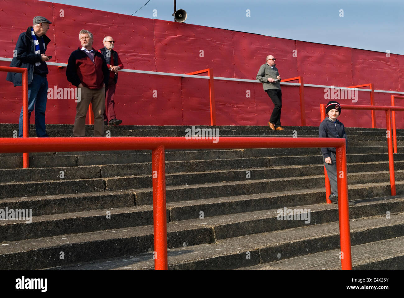 Lower League Football UK. Die Fans beobachten ihre Heimmannschaft Ebbsfleet United Football Club, das Flottenstadion, die Tribüne. Ebbsfleet gegen Tunbridge. Northfleet, Ebbsfleet Valley Kent England 2014 2010er Jahre Großbritannien HOMER SYKES Stockfoto