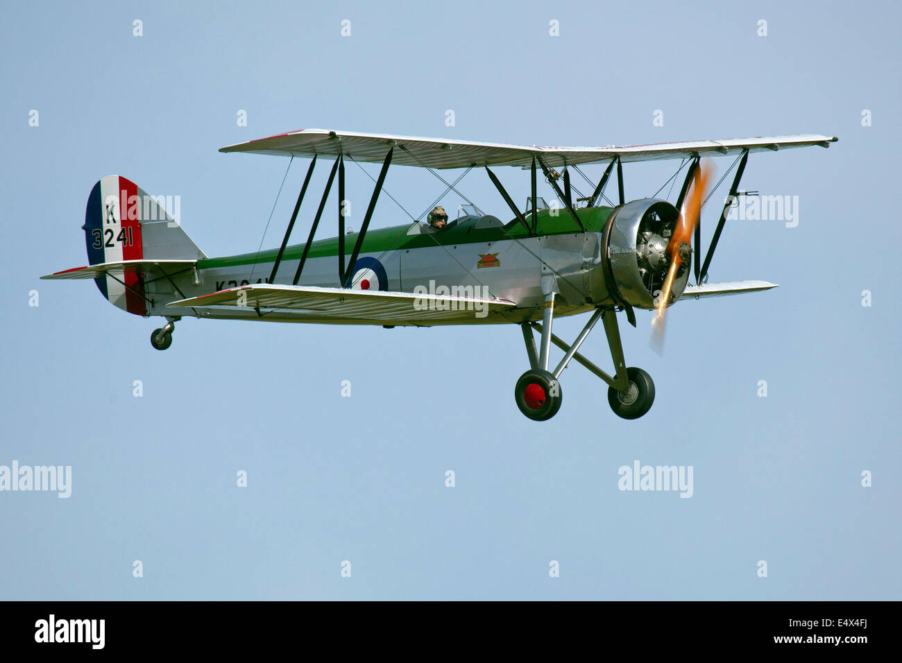 England-UK ca. 2014 eine Unamed Pilot fliegt die Avro Tutor K3241 Bi Flugzeug auf einem Vintage Luft Festumzug zu einem beobachten öffentliche Stockfoto