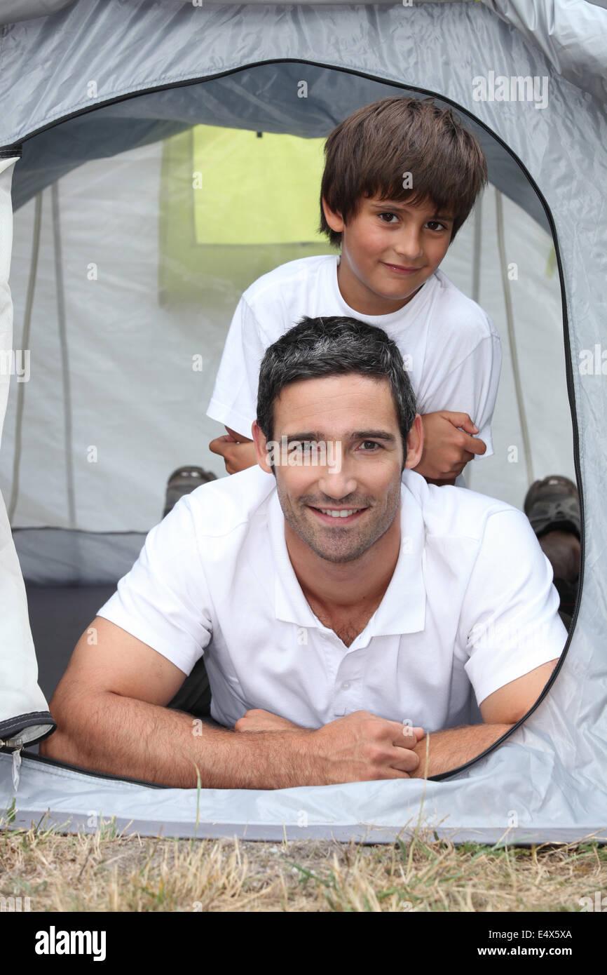 Vater und Sohn in einem Zelt Stockfoto