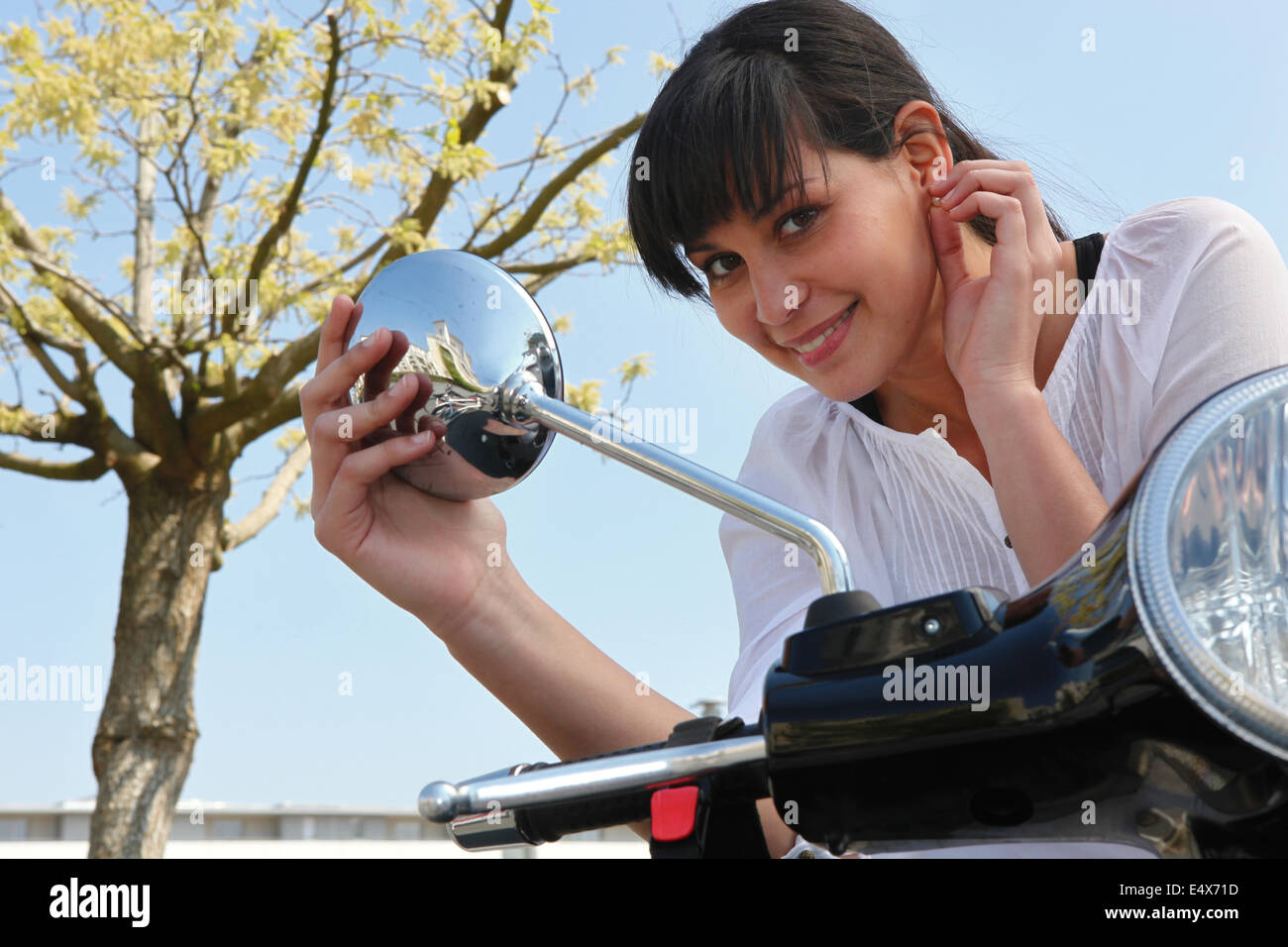 Brünette auf Motorrad Stockfoto