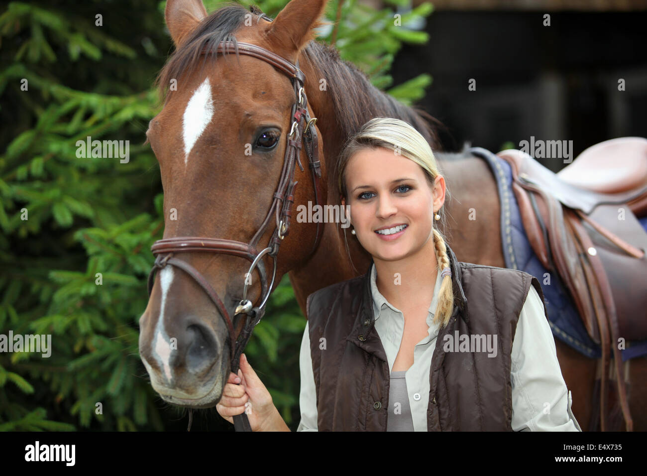 Frau mit Pferd Stockfoto