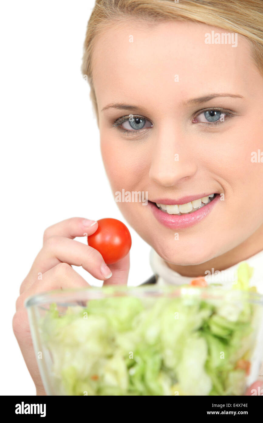 Blonden essen frischen Salat Stockfoto