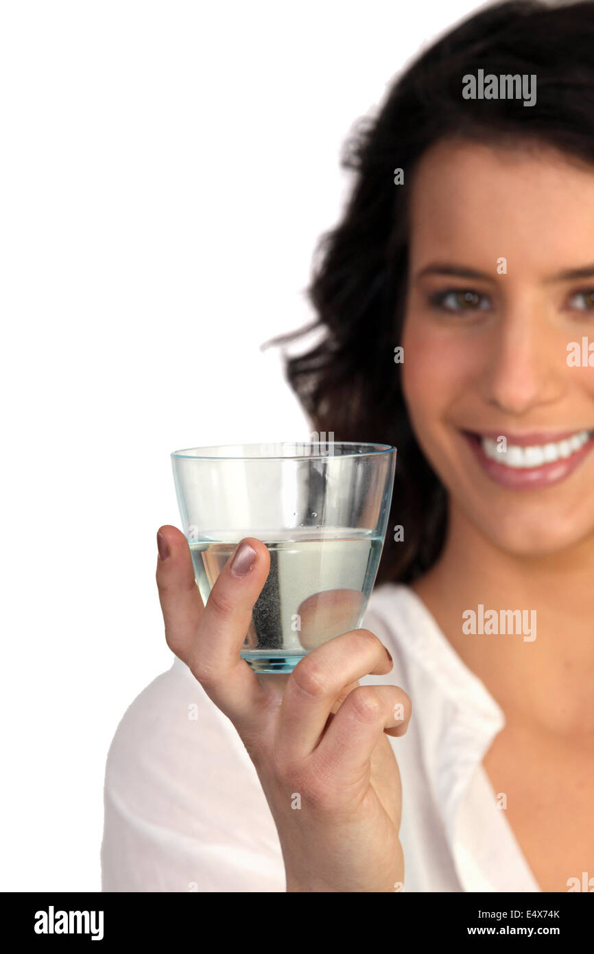 Frau Glas Wasser anzeigen Stockfoto