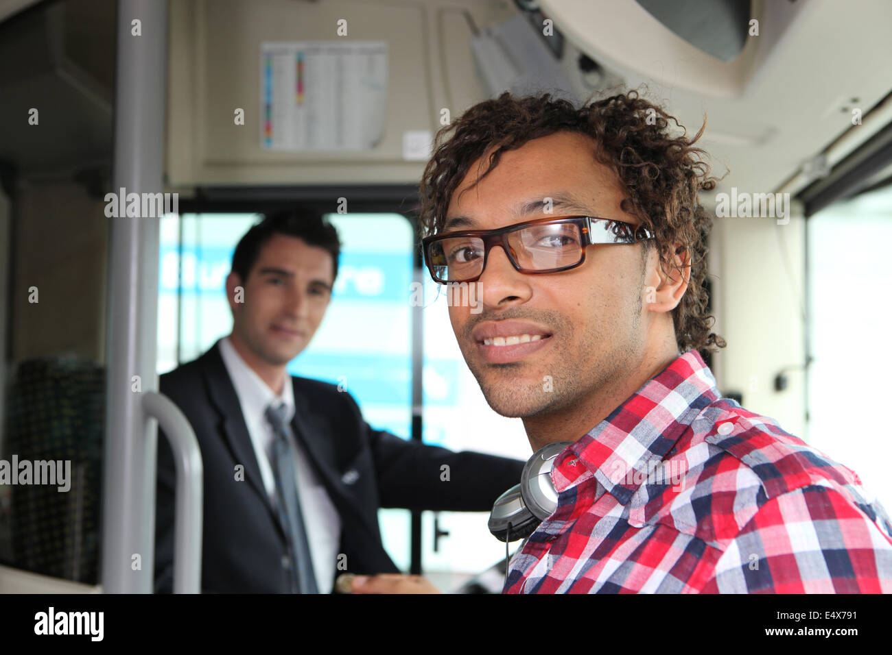 Einsteigen in einen Bus Pkw Stockfoto