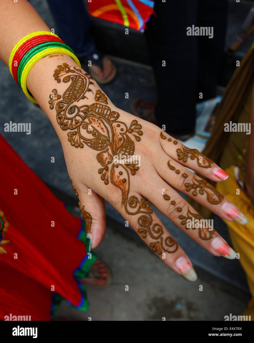 Kathmandu. 17. Juli 2014. Eine nepalesische Mädchen zeigt ihre Hand nach dem Aufsetzen auf Paste Mehndi (Henna Tattoo) in Kathmandu, Nepal, am 17. Juli 2014, des ersten Tages des Shravan. Shravan ist der heiligste Monat in hinduistischer Kalender und Mehndi wird geglaubt, um Träger Glück bringen. Bildnachweis: Sunil Sharma/Xinhua/Alamy Live-Nachrichten Stockfoto