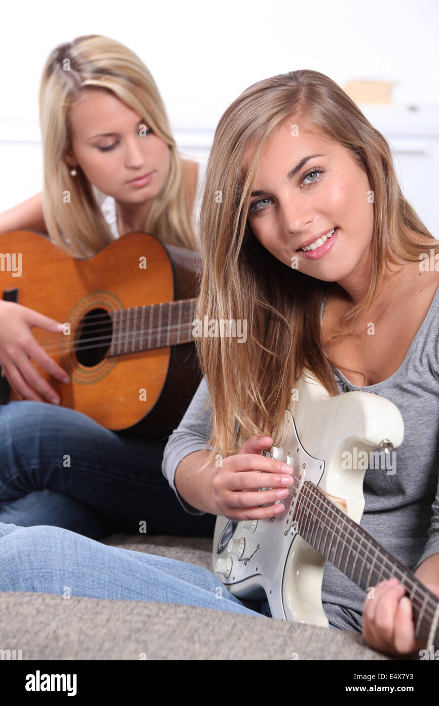 Mädchen spielt Gitarre Stockfoto