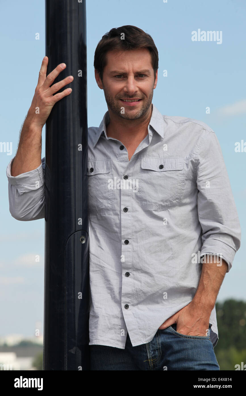 Mann mit Hand in der Tasche. Stockfoto