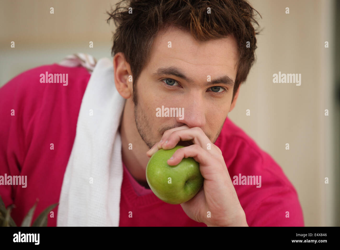 Mann, etwa um einen Apfel zu essen Stockfoto