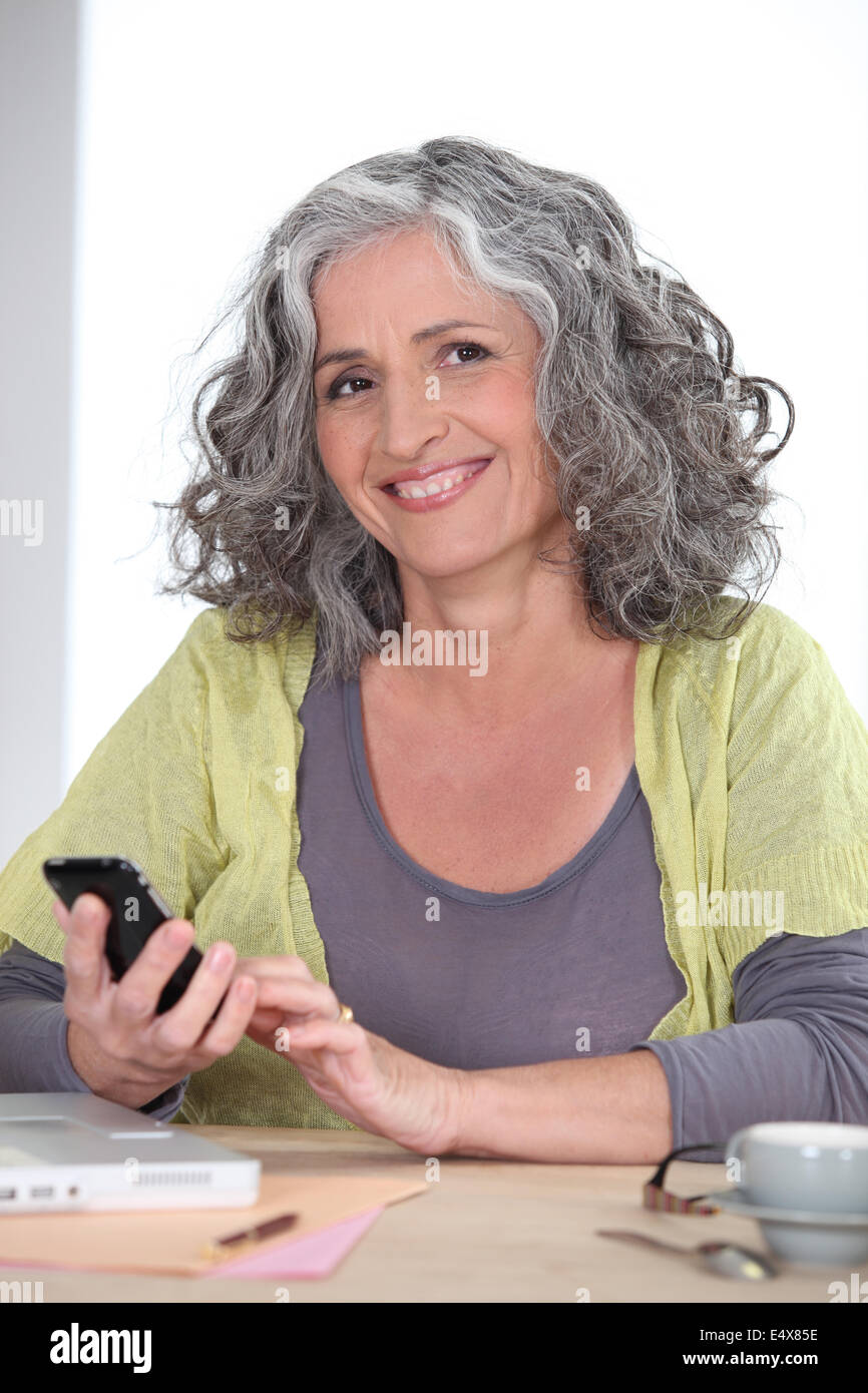 Ältere Frau mit einem Handy Stockfoto