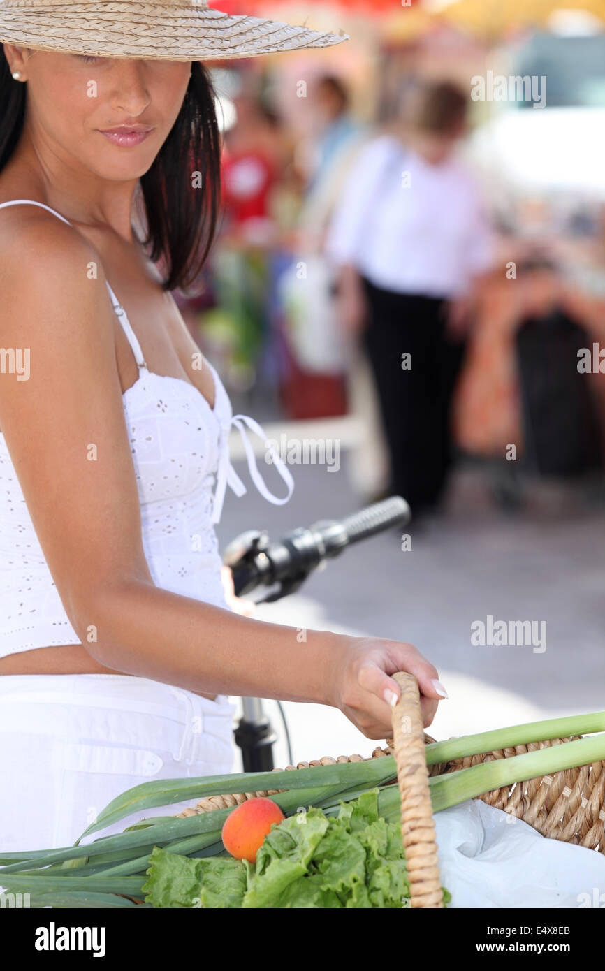 Frau einkaufen gehen am Markt Stockfoto
