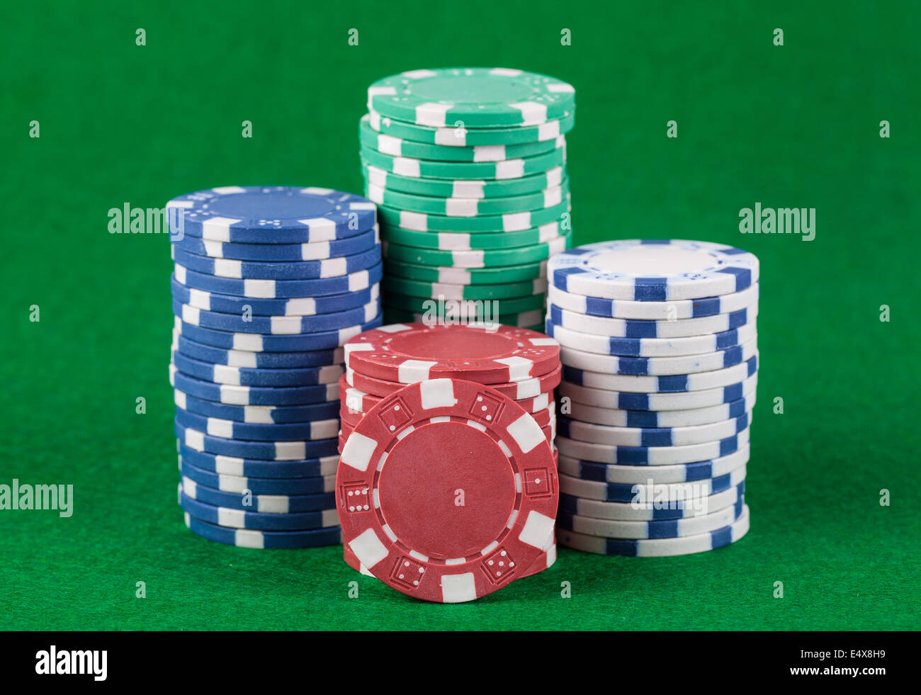 Poker-Chips am grünen Tisch Stockfoto