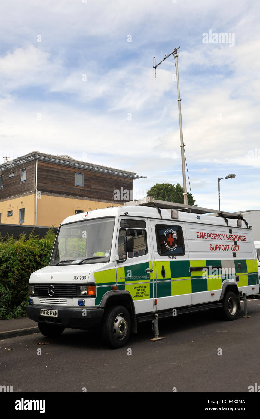 Red Cross Emergency Response Unit Begleitfahrzeug beim Straßenfest, UK Stockfoto