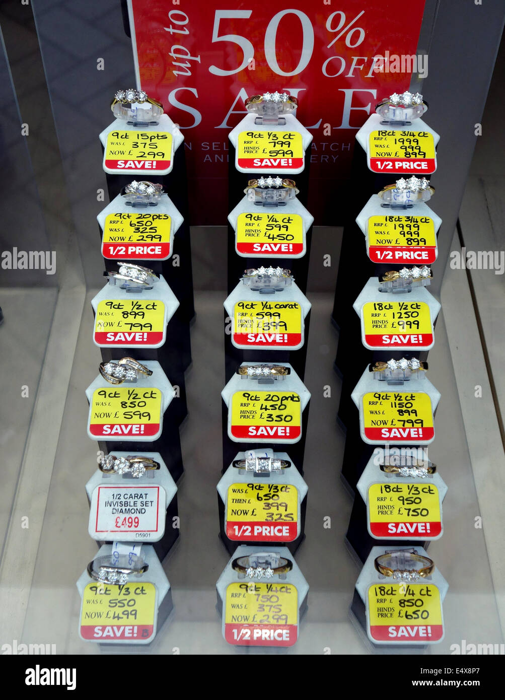 50 % Rabatt auf Aufsteller in Schmuck-Shop, England Stockfoto