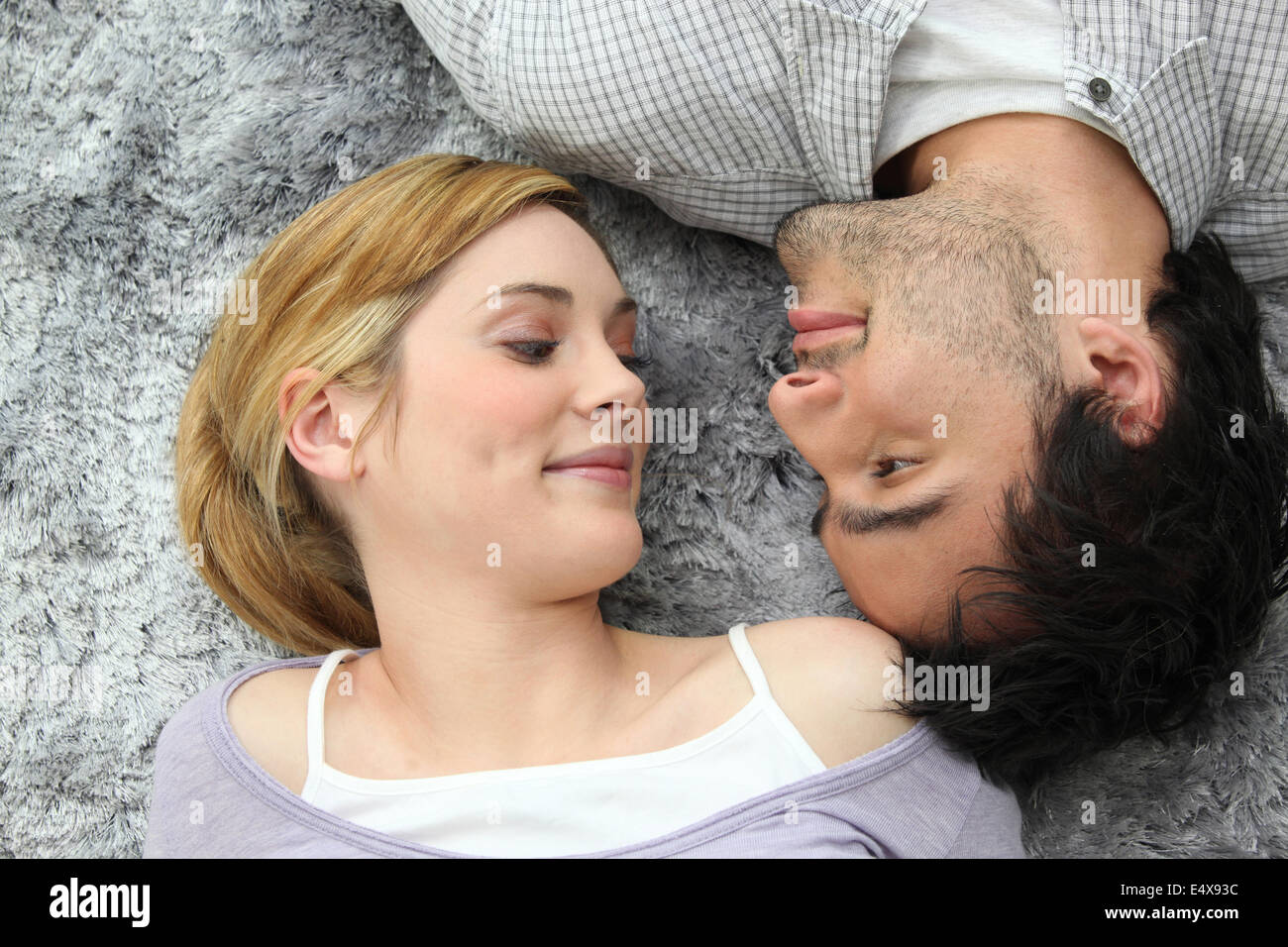 Paar auf Teppich liegend Stockfoto