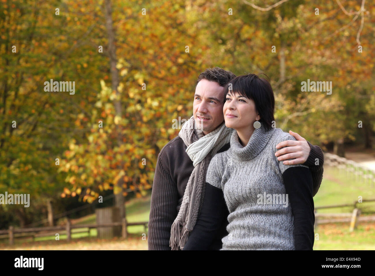 Paar genießt herbstlichen Spaziergang im park Stockfoto