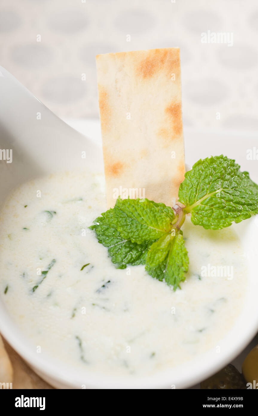 Griechischer Tzatziki Joghurt-Dip und Pita Brot Stockfoto