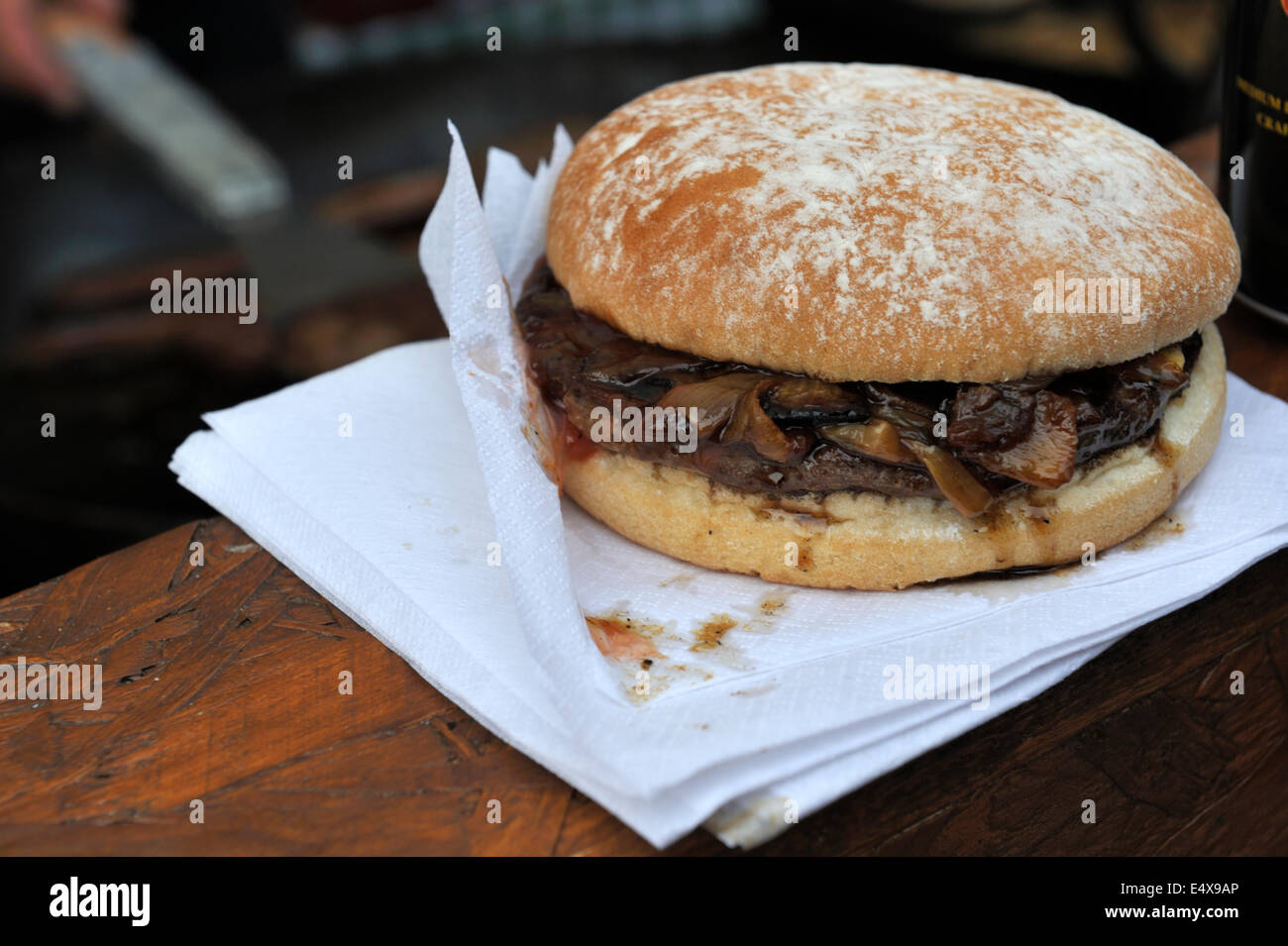 Wurst und Zwiebeln im Burger Brötchen an Bristol St Pauls Straßenfest, UK Stockfoto