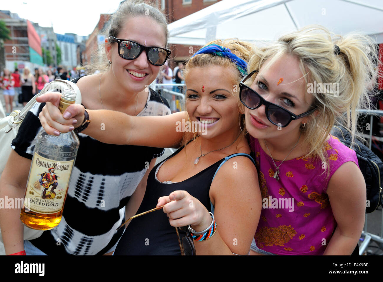 Drei junge Frauen am Straßenfest Stockfoto