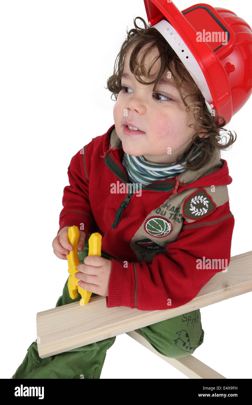 Kleiner Junge vorgibt, ein Zimmermann Stockfoto