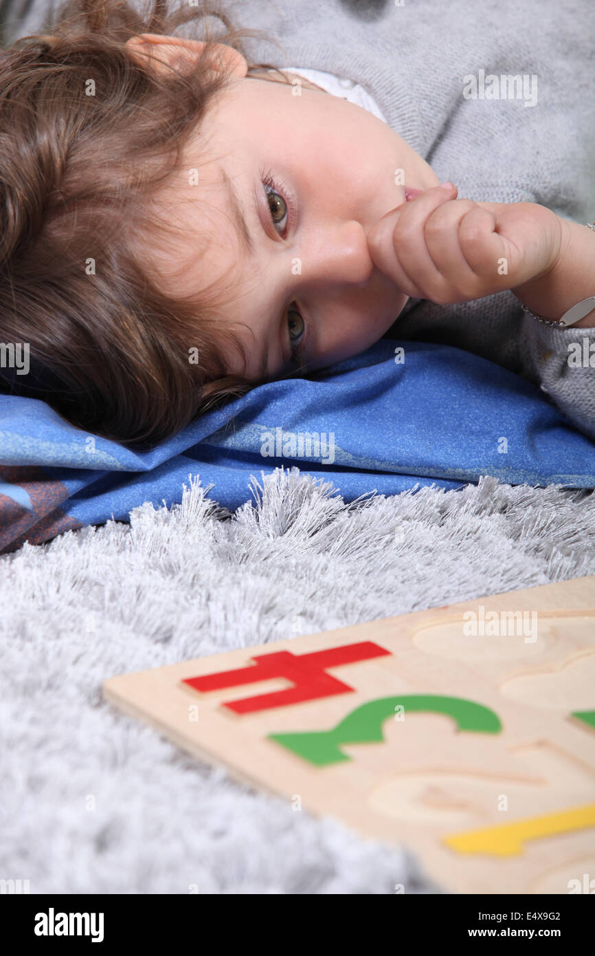 Mädchen saugen ihre Daumen Stockfoto