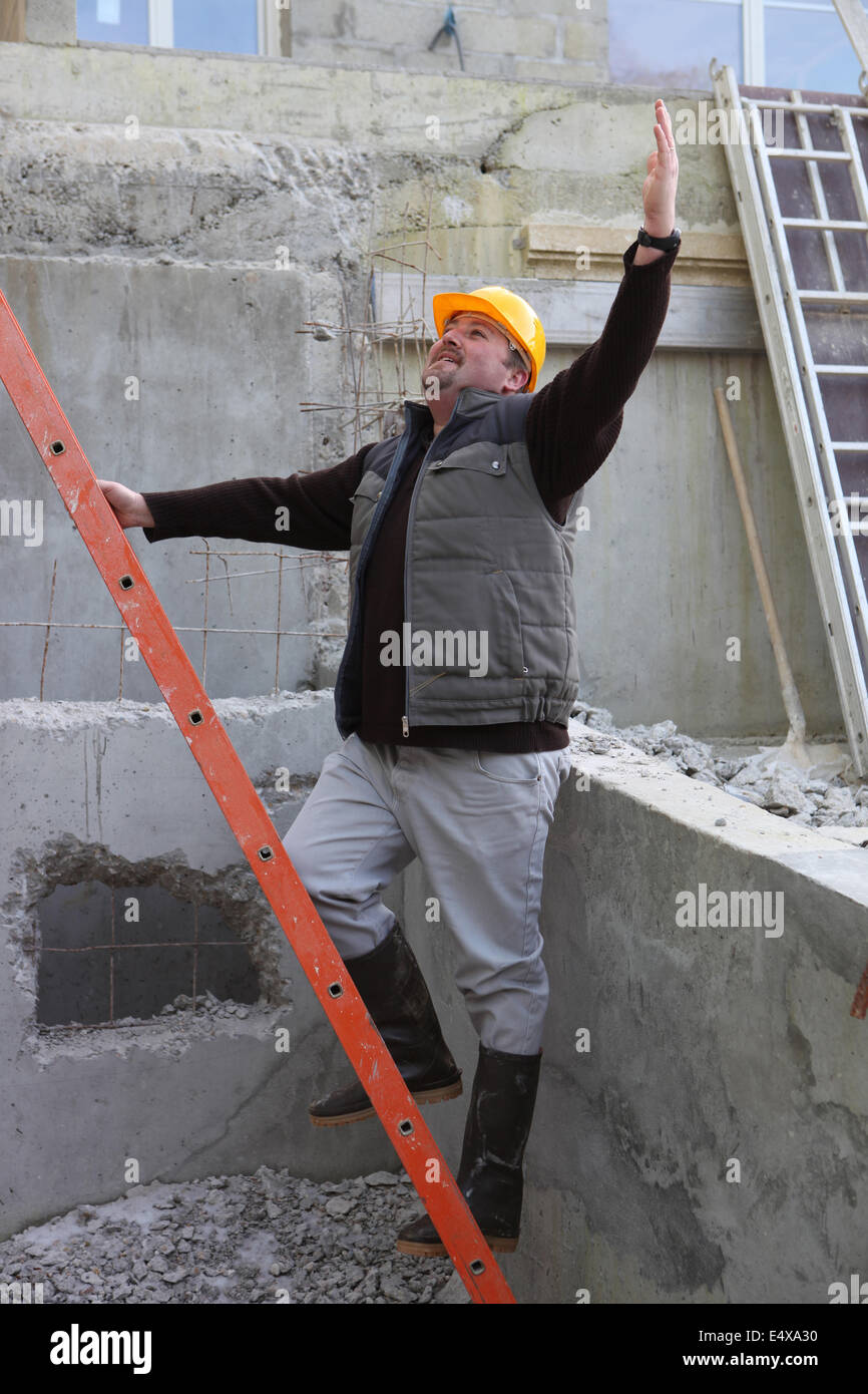 Baumeister stand durch Leiter winken Stockfoto