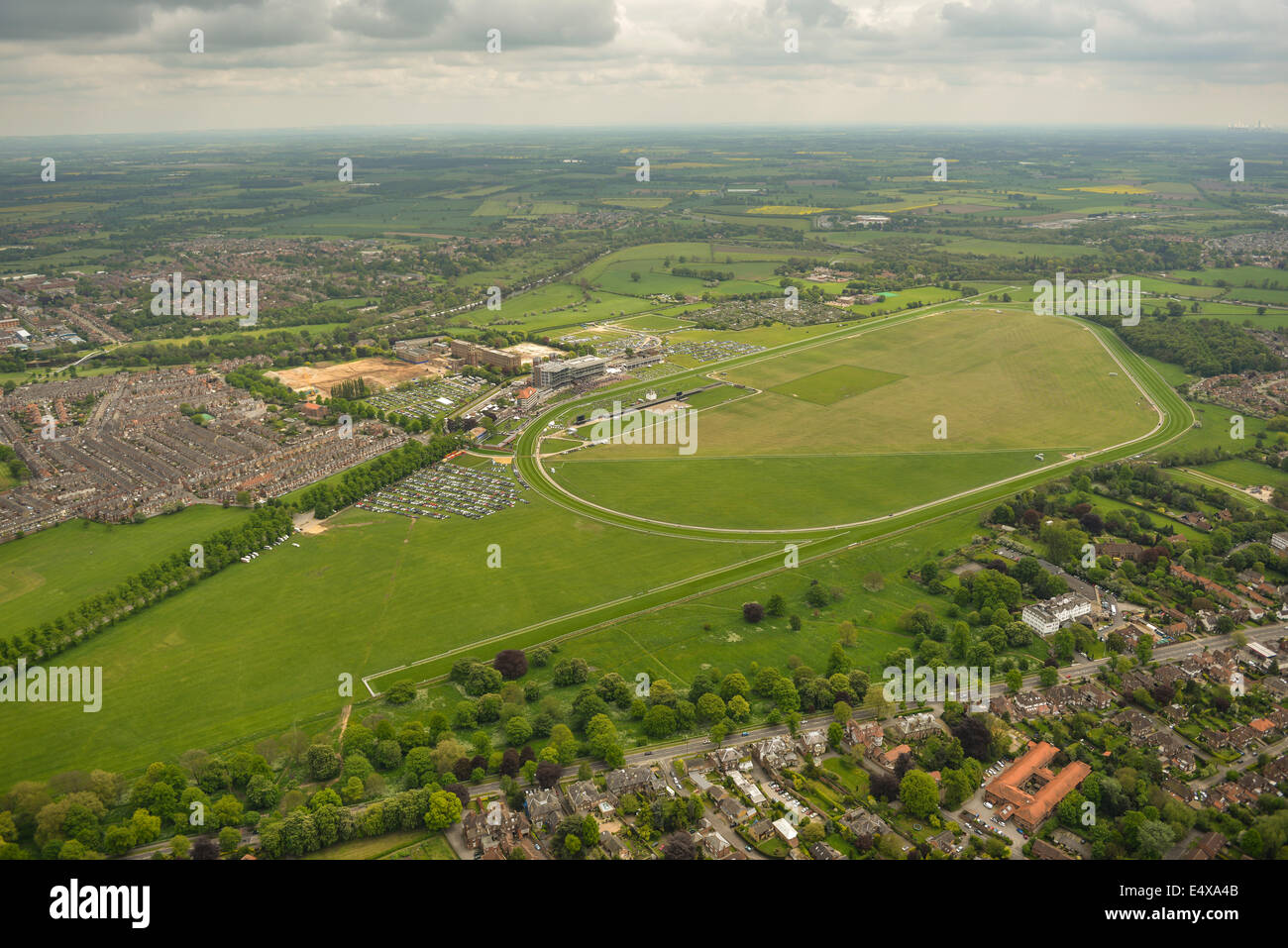 Eine Luftaufnahme, Blick über York Racecourse in der Ferne an einem bewölkten Tag Stockfoto