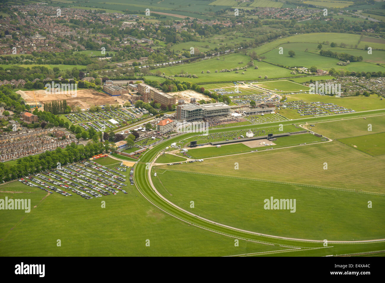 Eine Luftaufnahme von einem Rennen treffen auf York Racecourse Stockfoto