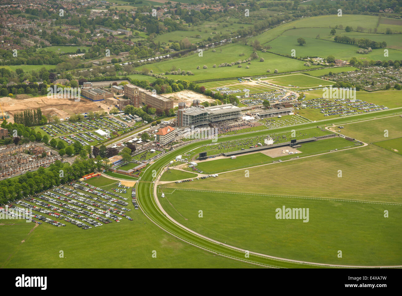 Eine Luftaufnahme von einem Rennen treffen auf York Racecourse Stockfoto