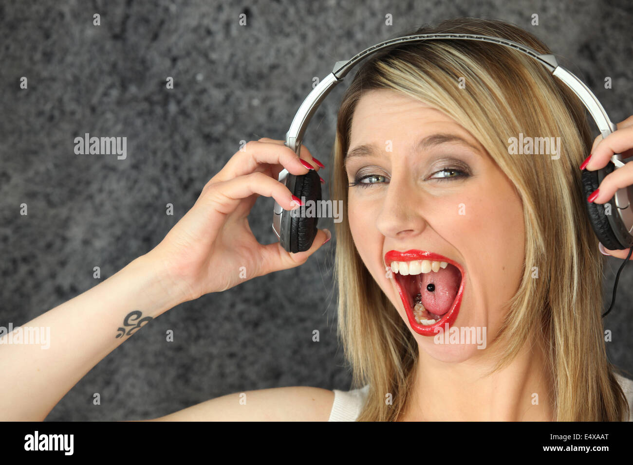 Frau mit Spaß laut singen Stockfoto