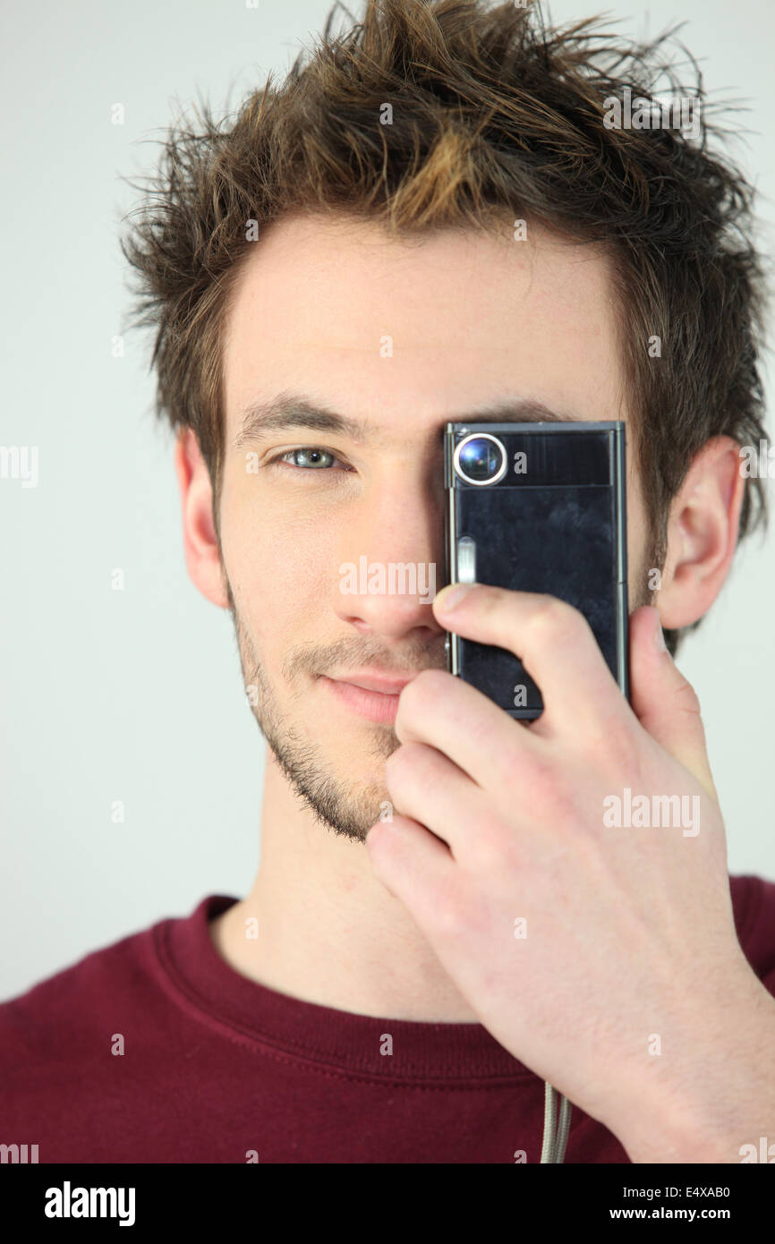 Manndeckung sein Auge mit einer Kamera Stockfoto