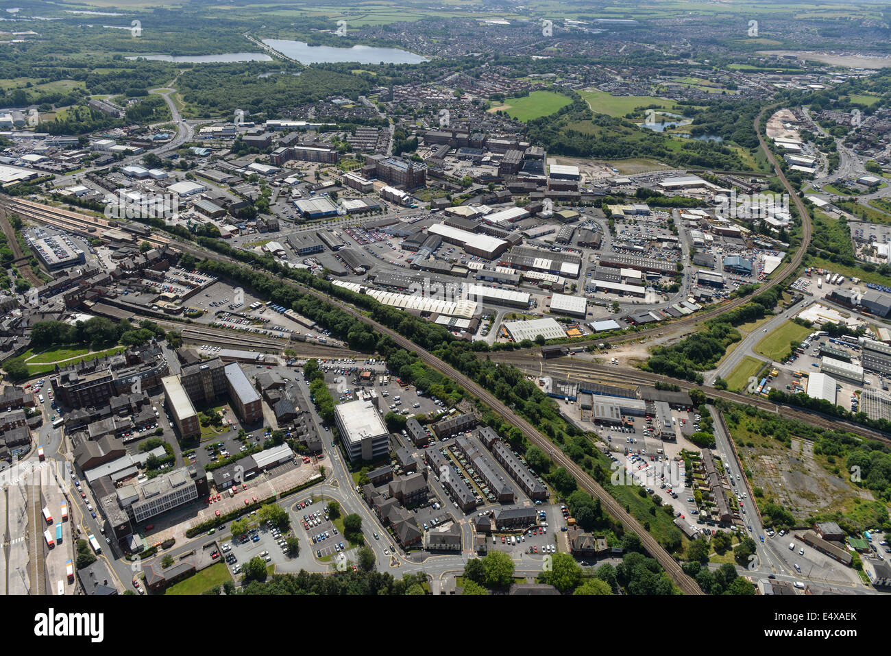 Eine Luftaufnahme von Wigan Industriegebiete und die Bahn die Innenstadt zeigen. Stockfoto